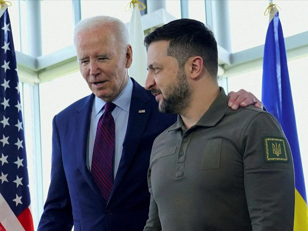 Крайне левые и правые в США осуждают решение Байдена отправить Украине кассетные бомбы, и вспоминают его критику их использование Израилем.