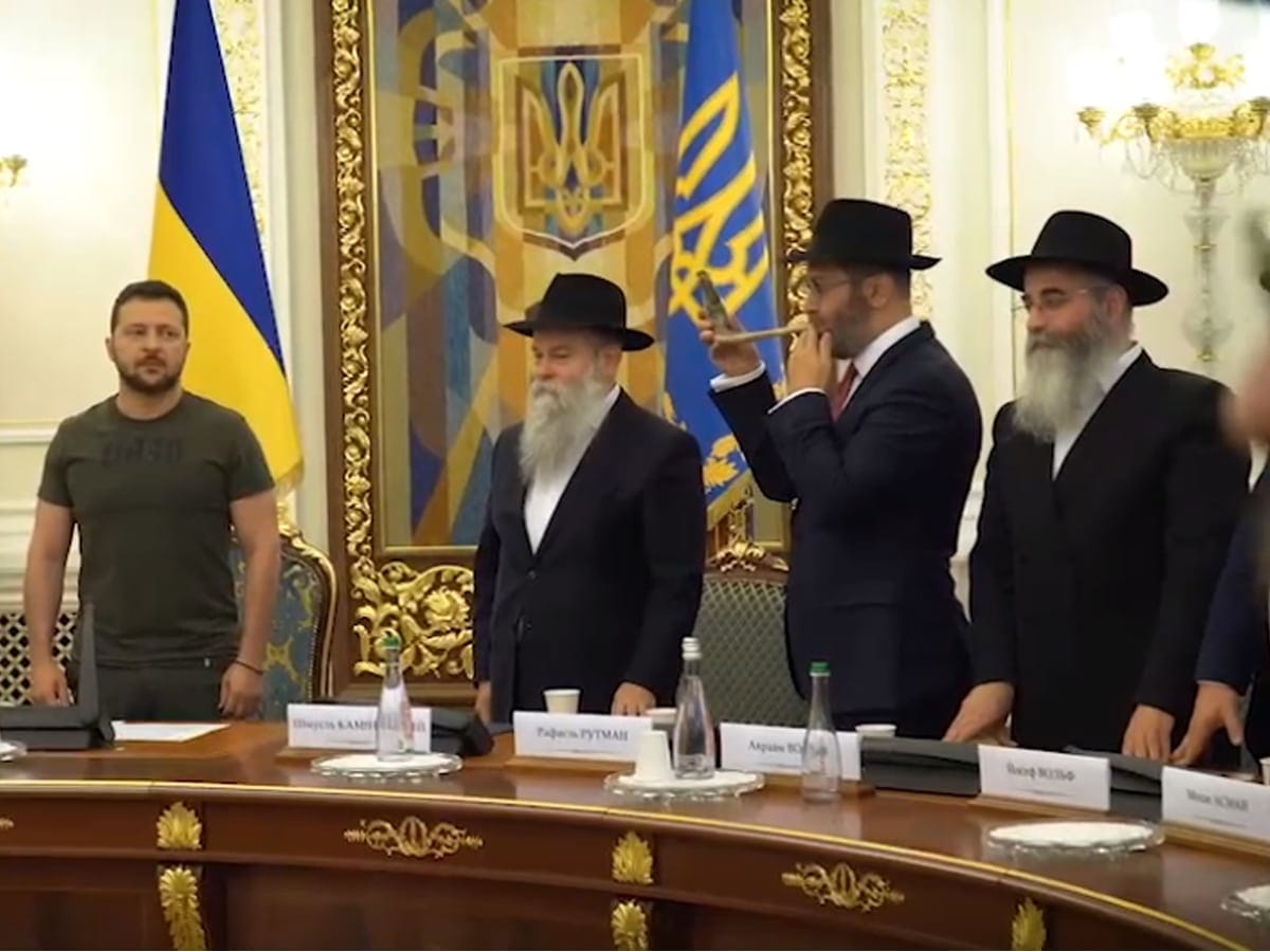 Накануне Рош а-Шана Зеленский провёл встречу с украинскими раввинами и воинами-евреями, и "если Нетаниягу приедет в Украину, то мы вместе можем поехать в Умань"