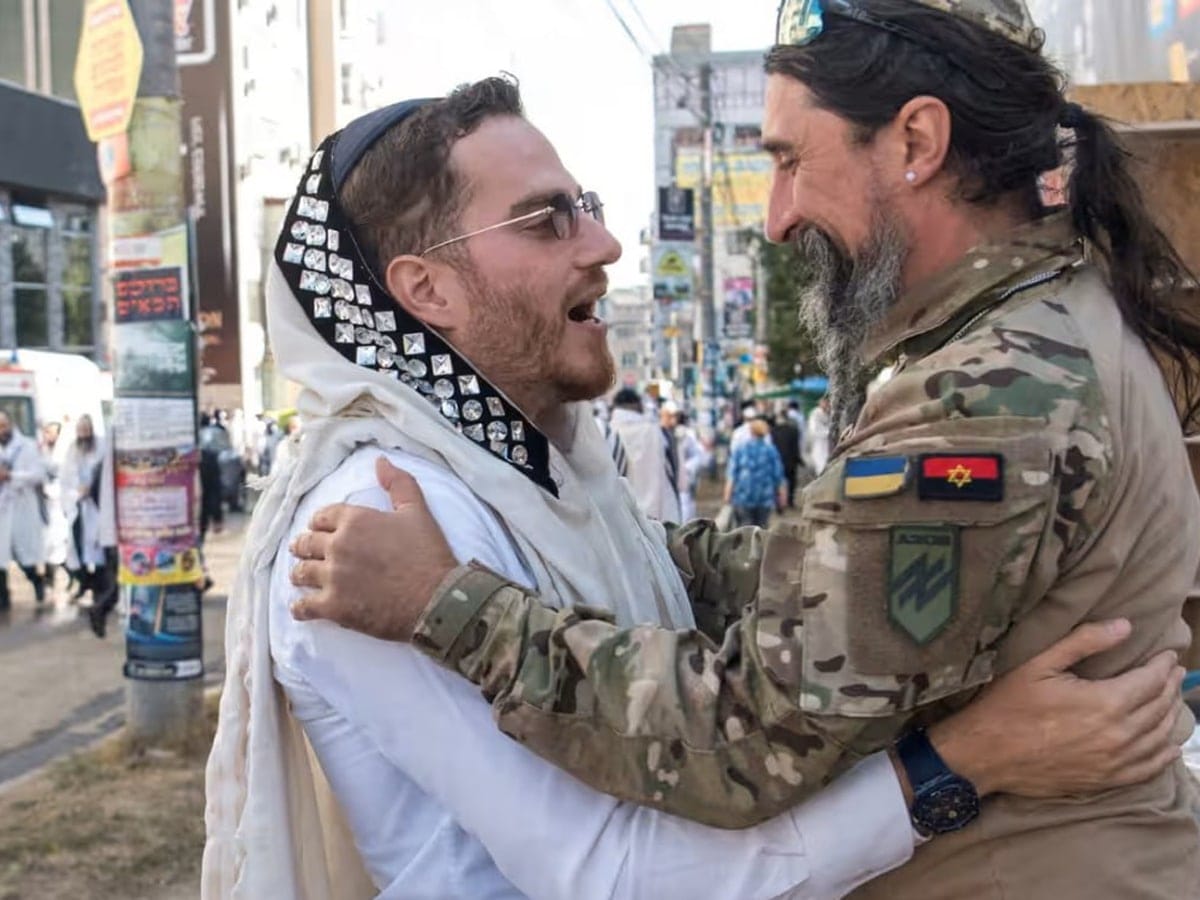 Украина: в Умани боец из "Азова" с позывным "Раввин" обнимается со своим еврейским другом паломником во время празднования Рош ха-Шана 5784