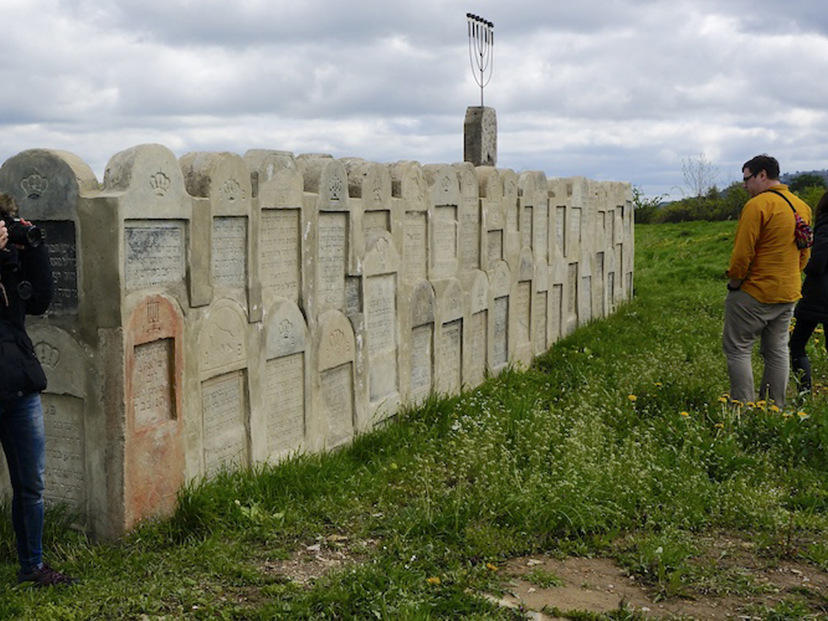 В Украине запустили онлайн-архив еврейских надгробий, перемещенных с оригинальных мест