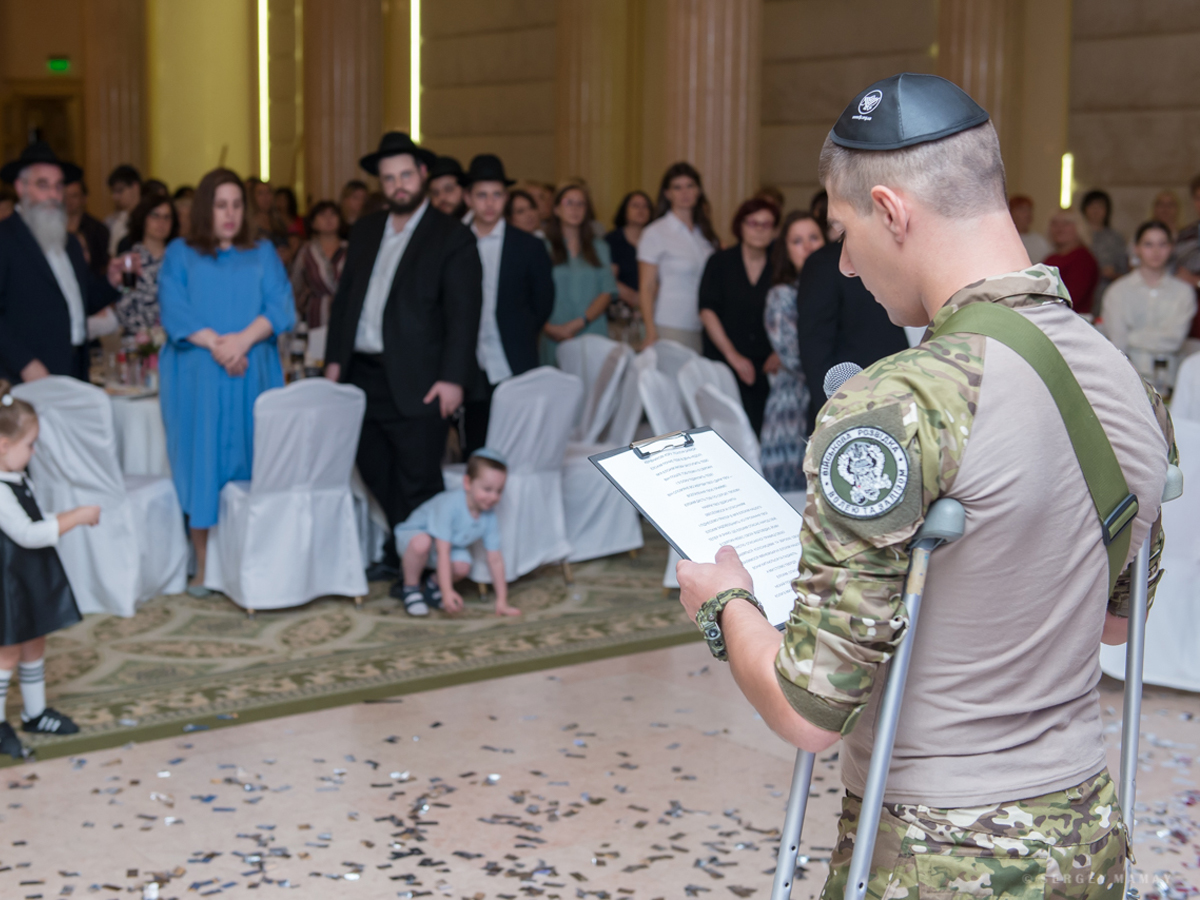 Еврейские солдаты, раненые в Украине и в секторе Газа, открыли молитвой учебный год в школе в Одессе