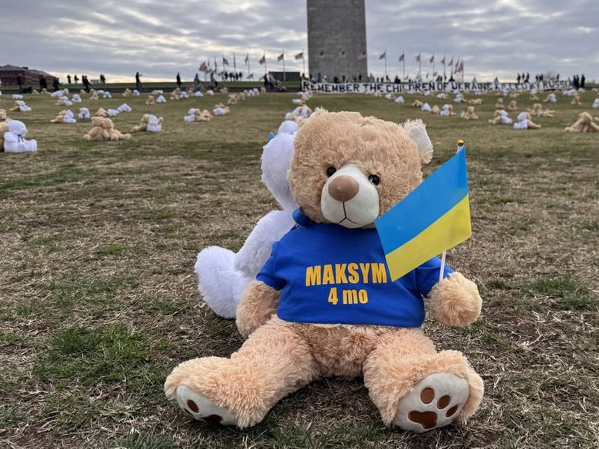 600 плюшевых медвежат у Монумента Вашингтону: в память о погибших украинских детях от рук российских агрессоров НАновости