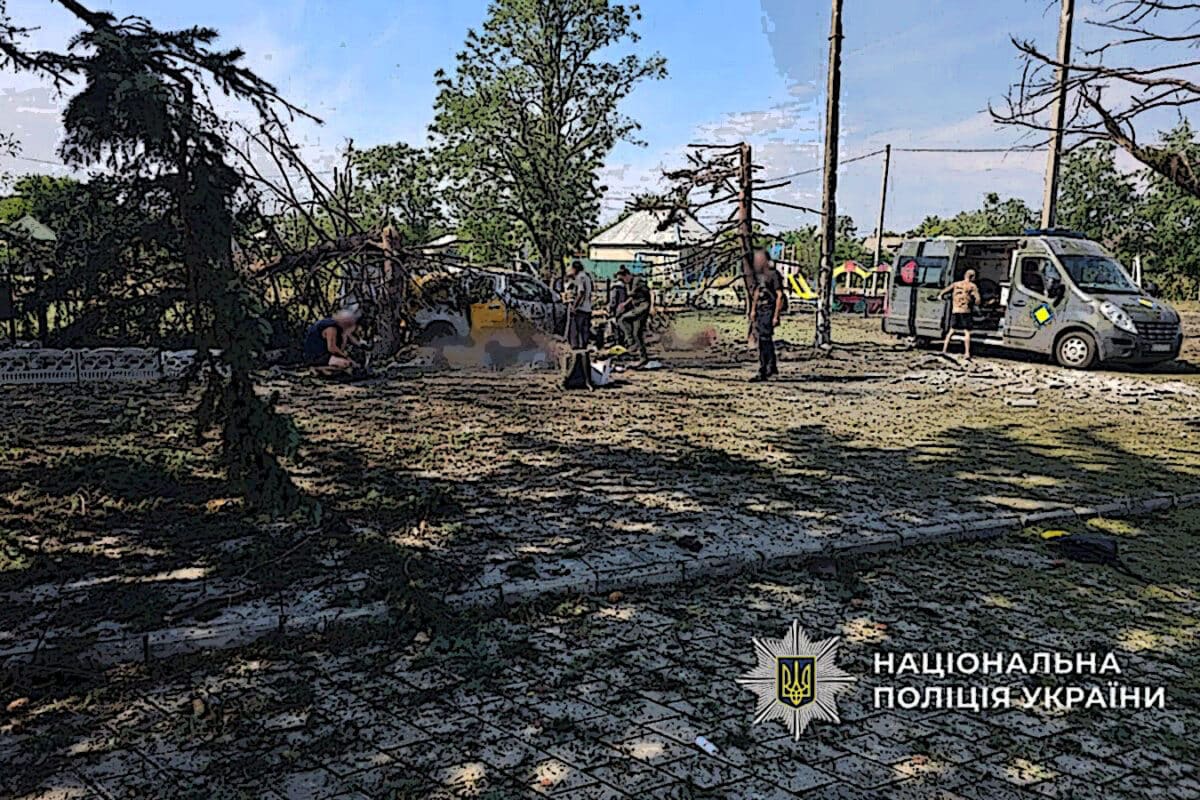 Россияне-террористы сбросили авиабомбу, когда людям выдавали пенсии: известно уже о 23 погибших в посёлке Яровая на Донетчине (Украина) (жуткое видео)