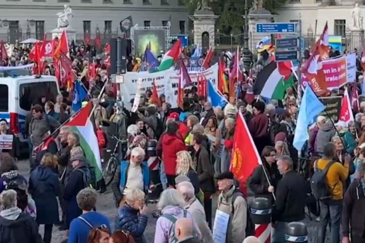 Российские СМИ радуються демонстрации "против поставок оружия Украине и Израилю" в Германии в "День германского единства"