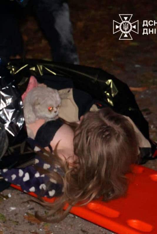 ילדה עם חתלתול, שניצלה מתחת להריסות בדניפרו: סמל הלילה שבו רוסיה הטרוריסטית שוב תקפה את אוקראינה - 8 בנובמבר 2025