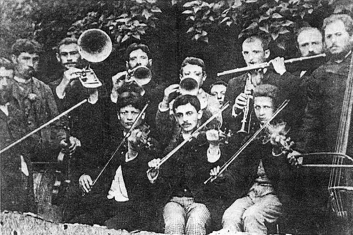 Оркестр А. Гойзман з Чуднова на гастролях у Польщі, 1905 р. Фото з книги Ш. Гойзман «Спогади незнаменитого»