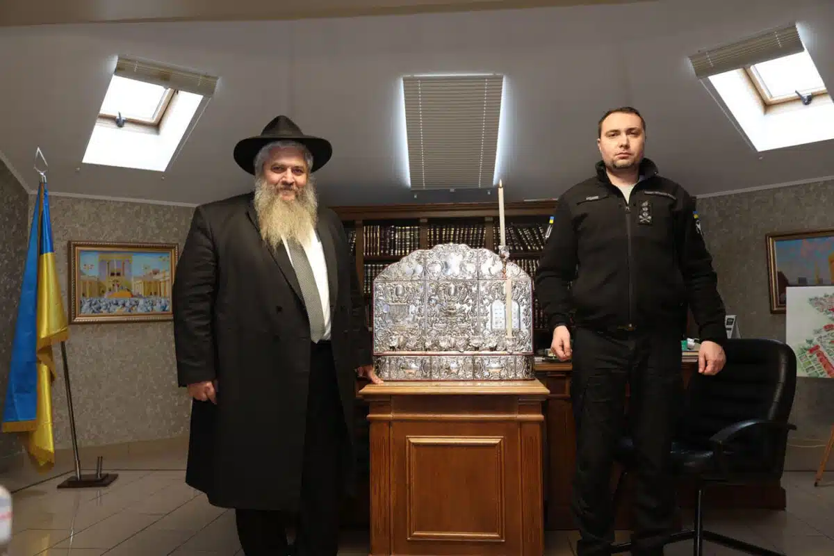 Ханукальный свет в Киеве: награды, молитва и пауза тишины в год войны