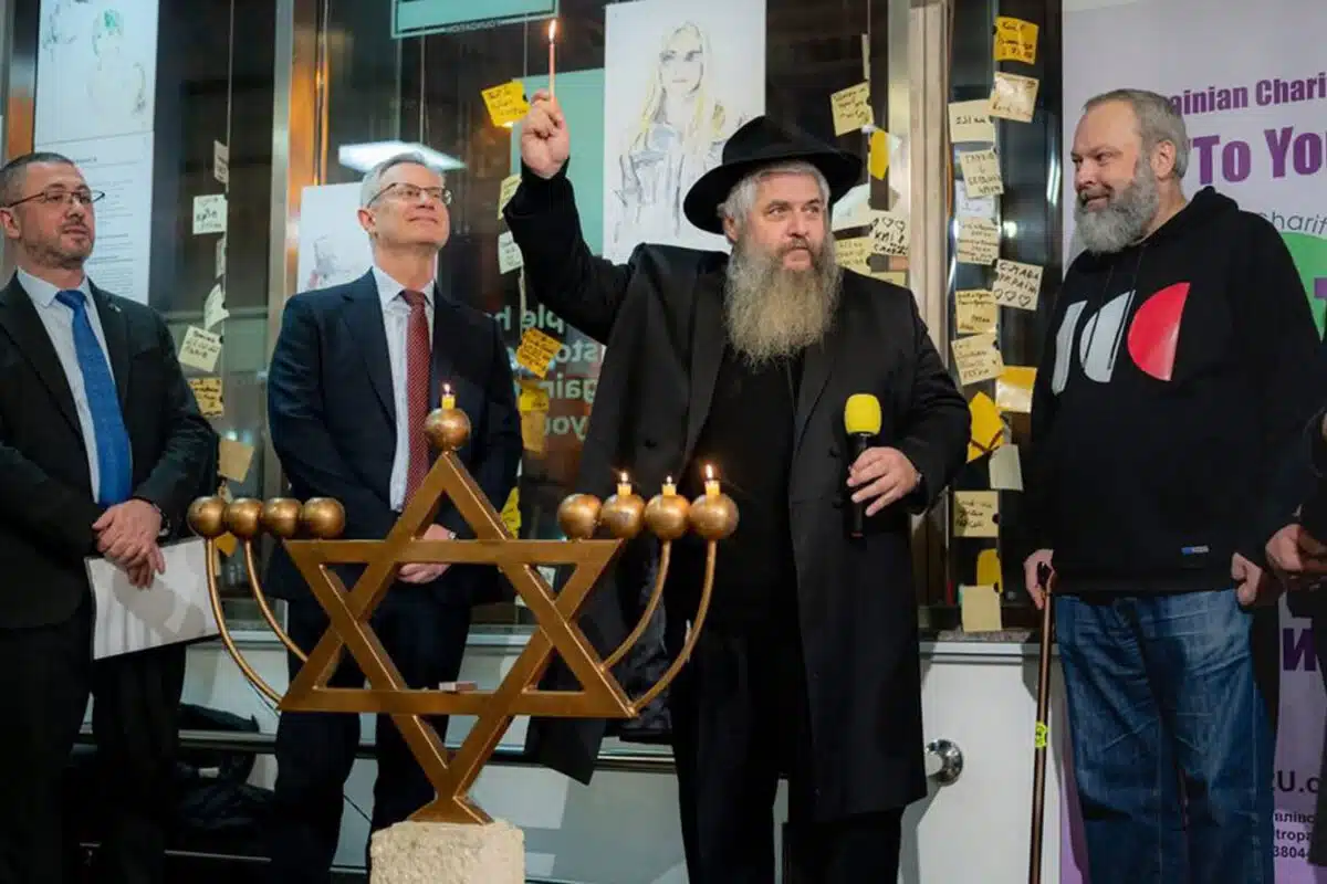 Свет Хануки под сводами музея: в Киеве прошла межконфессиональная церемония с участием военных и посла Израиля