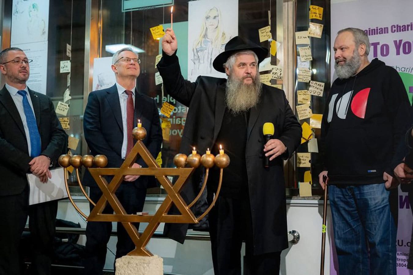 Свет Хануки под сводами музея: в Киеве прошла межконфессиональная церемония с участием военных и посла Израиля