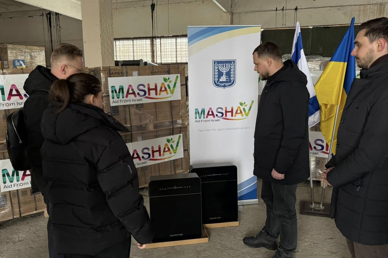 Свет в школах и больницах: Израиль передал Киевской области более 100 систем резервного питания